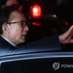 El expresidente Lee es arrestado por cargos de corrupción