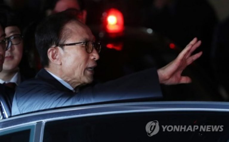El expresidente Lee es arrestado por cargos de corrupción