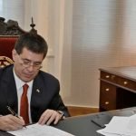 Cartes anticipa vía twitter que renunciaría a la Presidencia de la República