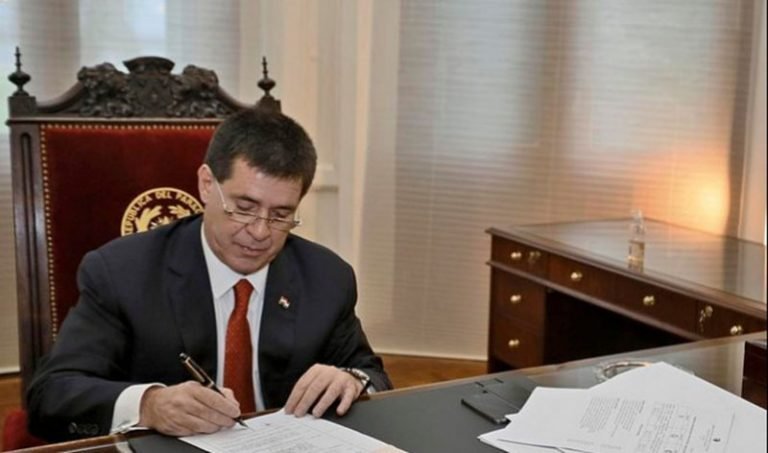 Cartes anticipa vía twitter que renunciaría a la Presidencia de la República