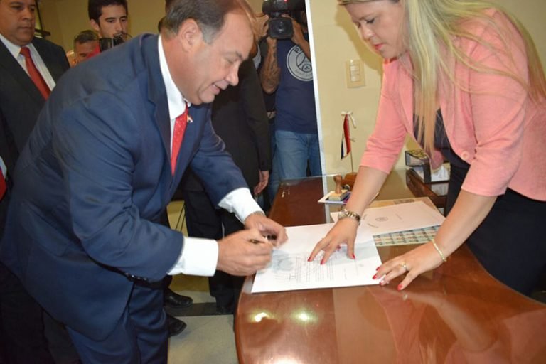Afara dimite para dedicarse a su candidatura