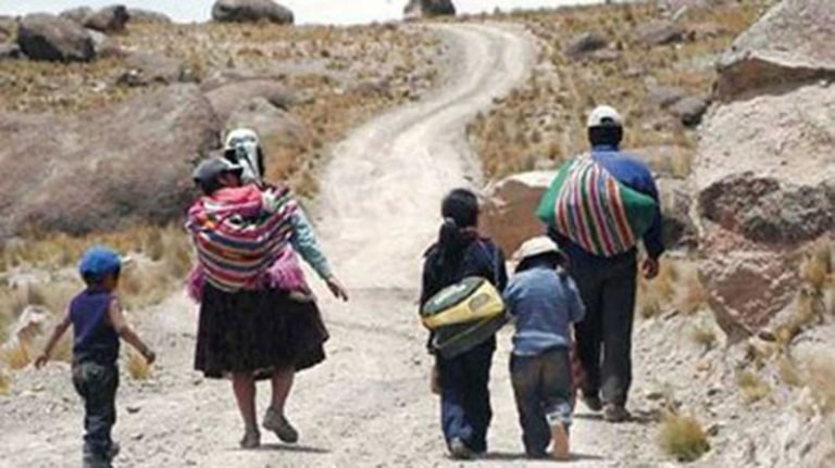 La pobreza llega al nivel histórico más bajo en Bolivia, según una encuesta