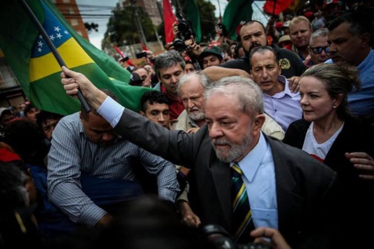 Lula aún domina el escenario electoral después de preso, según sondeo