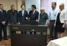 Conservatorios y escuelas de arte reciben donación de pianos digitales