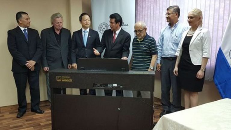Conservatorios y escuelas de arte reciben donación de pianos digitales