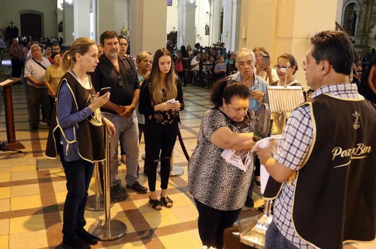 Fieles llenan la Catedral de Asunción atraídos por el corazón de san Pío