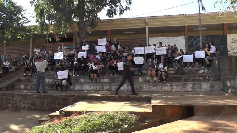 Encarnación: Alumnos de colegio público exigen rubros para maestros