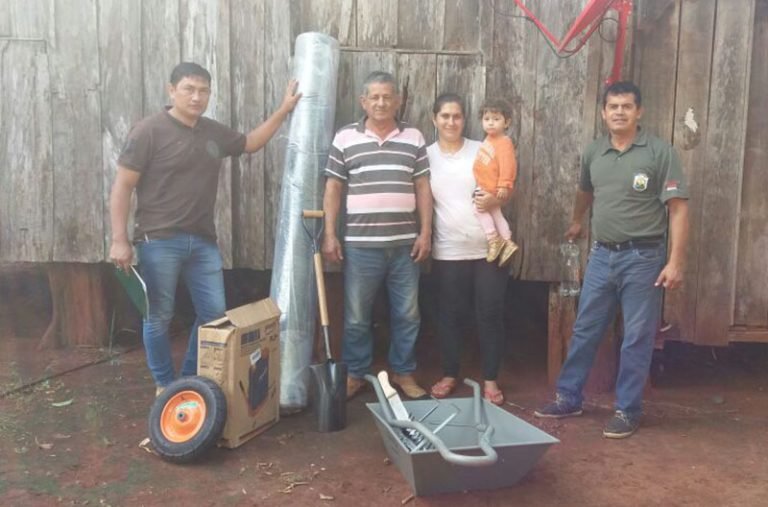 Pequeños Productores reciben herramientas e insumos Pequeños Productores reciben herramientas e insumos