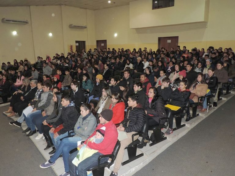 Más de 200 jóvenes de Itapúa recibieron sus tarjetas de débito de las Becas Juventud