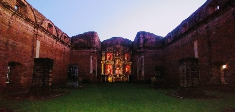 Senatur inaugura videomapping 3D en la Misión de Jesús de Tavarangué