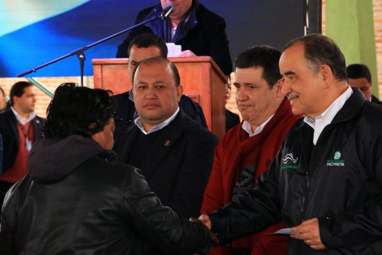 EBY entregó escrituras y aportes para proyectos productivos
