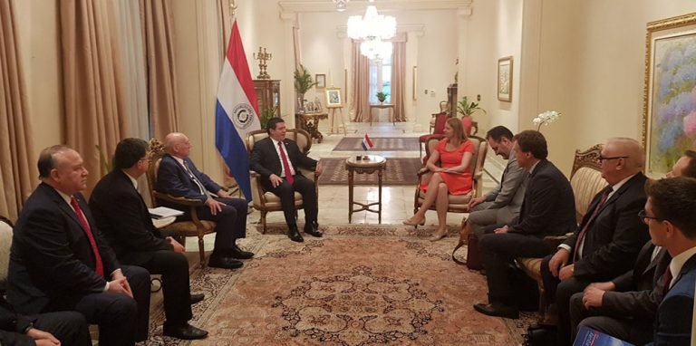 Cartes se reunió con la delegación de la OCDE