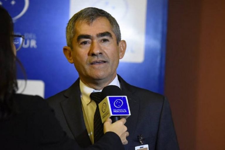 Parlasuriano Neri Olmedo afirma que las críticas lo fortalecen