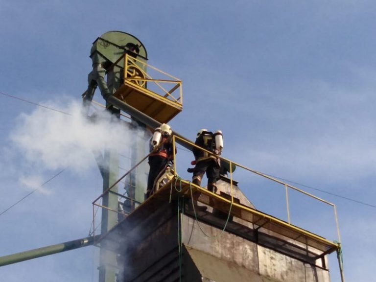 Voraz incendio consumió granos en silo de Capitán Meza Voraz incendio consumió granos en silo de Capitán Meza