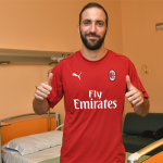 Higuain ya posa con la camiseta del AC Milan