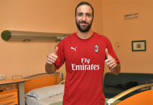 Higuain ya posa con la camiseta del AC Milan