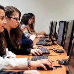 Las mujeres estudian cada vez más que los hombres pero siguen ganando menos