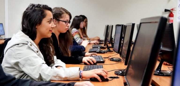 Las mujeres estudian cada vez más que los hombres pero siguen ganando menos
