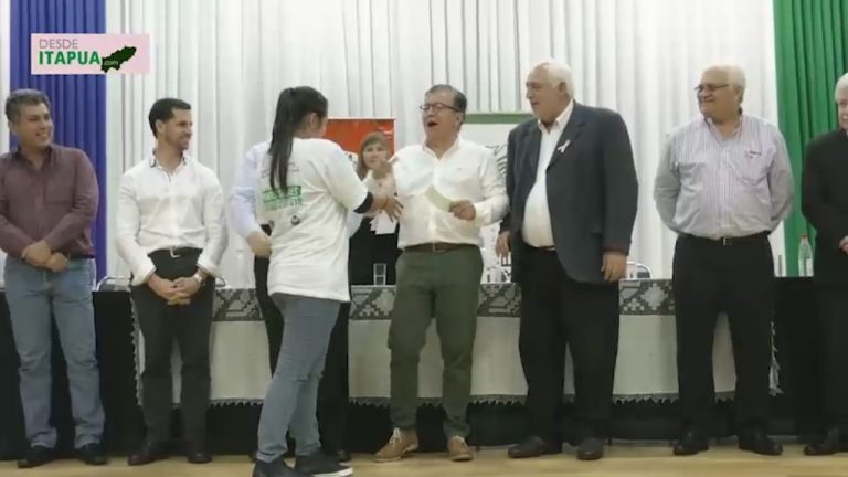 EBY cumple con desembolso para universitarios itapuenses