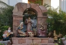 Original Pesebre autóctono engalana la explanada de la Catedral de Encarnación