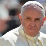 El papa insta a los Gobiernos a luchar contra “los traficantes de muerte”