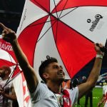 Jugadores de River cantan contra Angelici y Macri en vestuario del Bernabéu