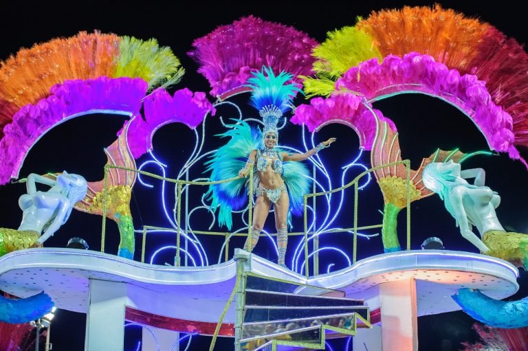 Brillo, color, samba y alegría en la última noche de Carnaval