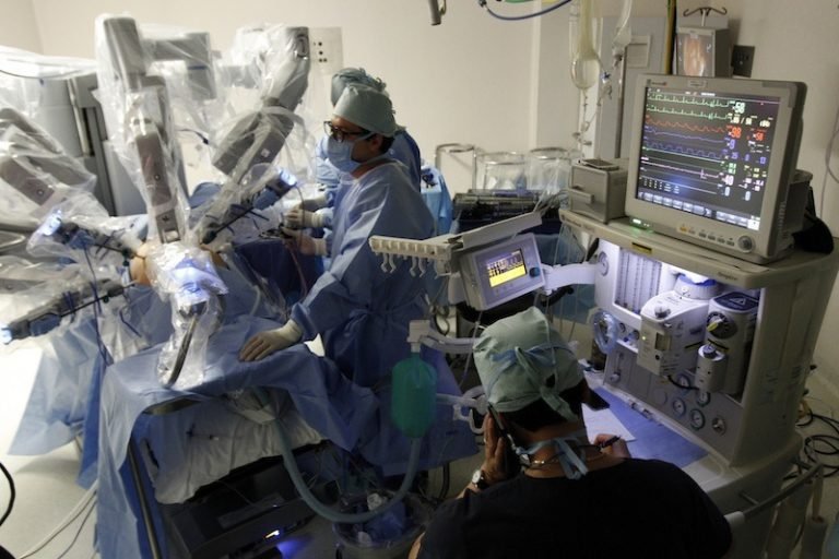 Cirugía robótica es herramienta efectiva en operaciones de precisión