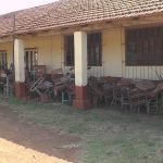 Sillas pupitres destruidas en escuela pública de Encarnación