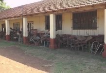 Sillas pupitres destruidas en escuela pública de Encarnación