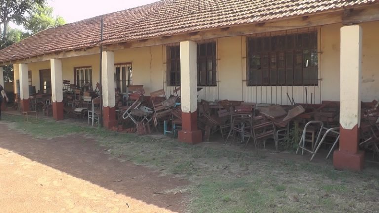 Sillas pupitres destruidas en escuela pública de Encarnación Sillas pupitres destruidas en escuela pública de Encarnación