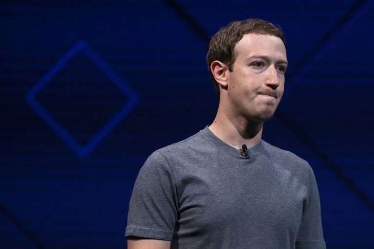 Facebook cumple 15 años rodeada de polémicas pero montada en el dólar