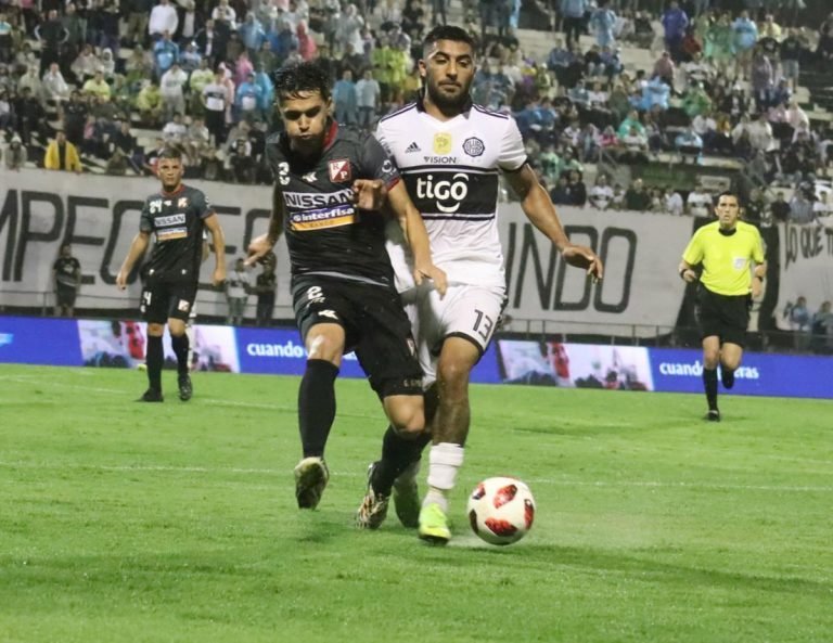 En un polémico partido, Olimpia y River empataron sin goles