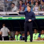 Berizzo destaca juego de la Albirroja ante Argentina