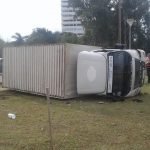 Camión volcó en plena costanera de Encarnación