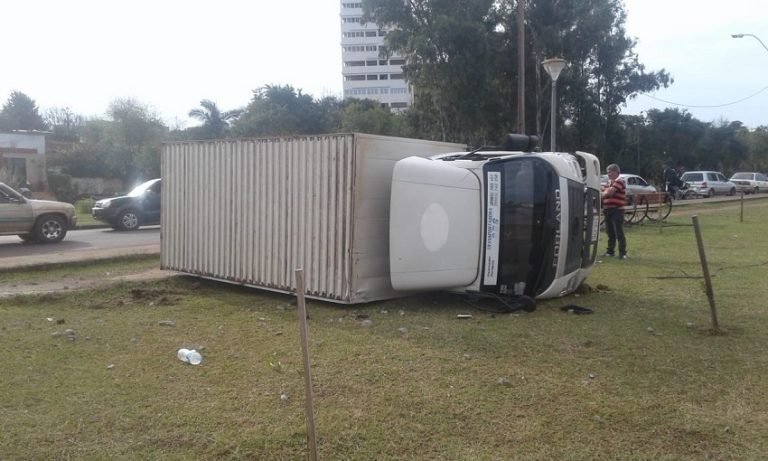 Camión volcó en plena costanera de Encarnación