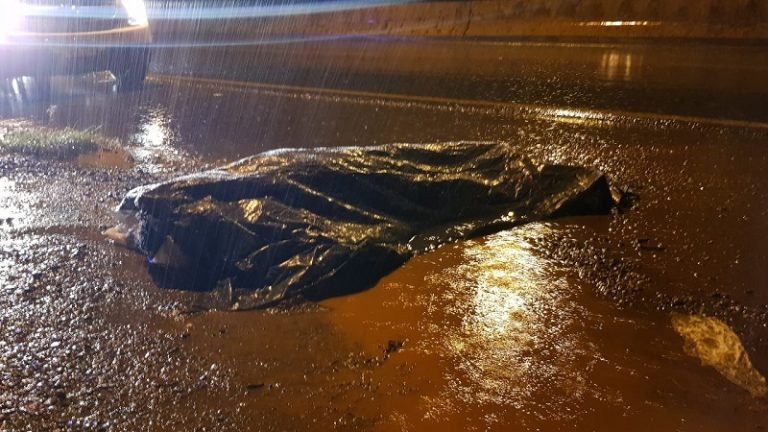 Un accidente fatal y otro aparatoso en una noche lluviosa