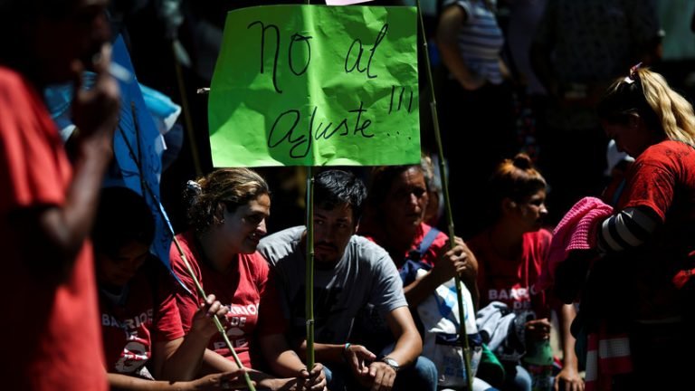 Protestan contra las “políticas de hambre” con un “polentazo” en Argentina