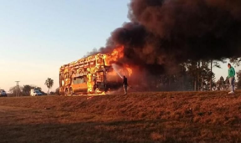Ómnibus arde en llamas antes de llegar a Posadas