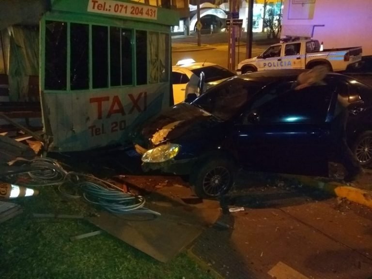 Conductor destroza caseta de taxistas en Encarnación