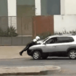 Conductor golpeó y llevó sobre el capó a agente de PMT