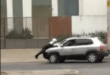 Conductor golpeó y llevó sobre el capó a agente de PMT