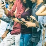 Estudio alerta a jóvenes que adicción al teléfono puede llevar a depresión