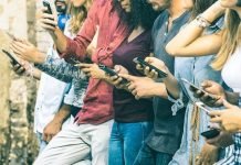 Estudio alerta a jóvenes que adicción al teléfono puede llevar a depresión