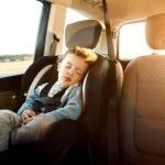 Desde el 2020, multas para conductores que no coloquen sillas para niños en sus autos