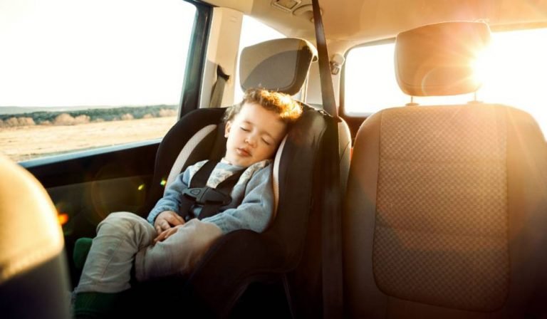 Desde el 2020, multas para conductores que no coloquen sillas para niños en sus autos