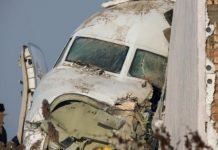 Al menos 12 muertos al estrellarse un avión en Kazajistán, entre ellos 6 niños
