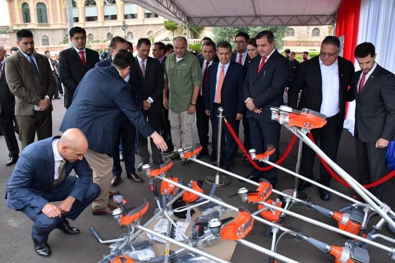 Gobierno entrega desmalezadoras adquiridas por la EBY para reforzar limpieza contra el dengue