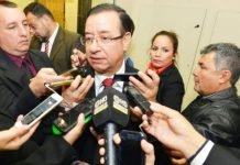 Cuevas comparte celda con otro reo, sin aire, con apenas ventilador y una heladerita