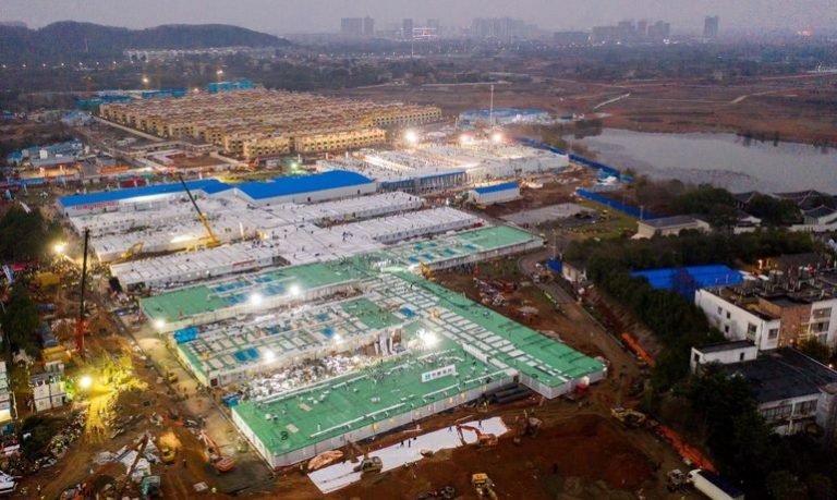 Hospital de Wuhan construido en tiempo récord de 10 días recibe a sus primeros pacientes